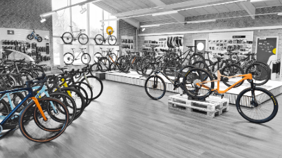 I BLVD BIKES cykelbutikken hvor du ser et udsnit af racercykler, mountainbikes og andet cykeltilbehør
