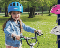 Pige med cykelhjelm på fra abus