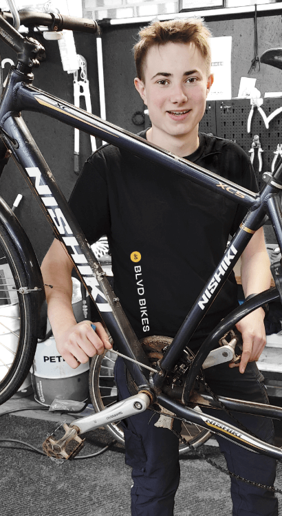 Erwin med en cykel i cykelværkstedet hos BLVD BIKES