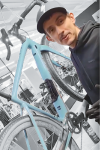 Alex viser hvordan du selv kan lave drivlinje pleje på en blå cykel i BLVD BIKES cykelværksted