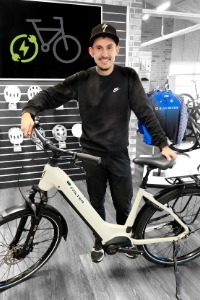 Alex med elcykel hos BLVD BIKES