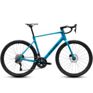 Cube Attain C:62 SLX Bali 'n' blue Carbon racercykel set fra siden af