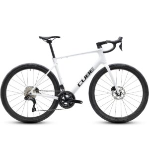 Cube Attain C:62 SLX Metallicwhite 'n' black. 1131600 Racercykel set fra siden af