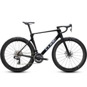 Cube Agree C:62 SLT AXS Blackpearl 'n' switchwhite Racercykel set fra siden af