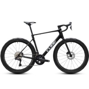 Cube Attain C:62 SLT racercykel set fra siden af. Carbon-n-white 1131900